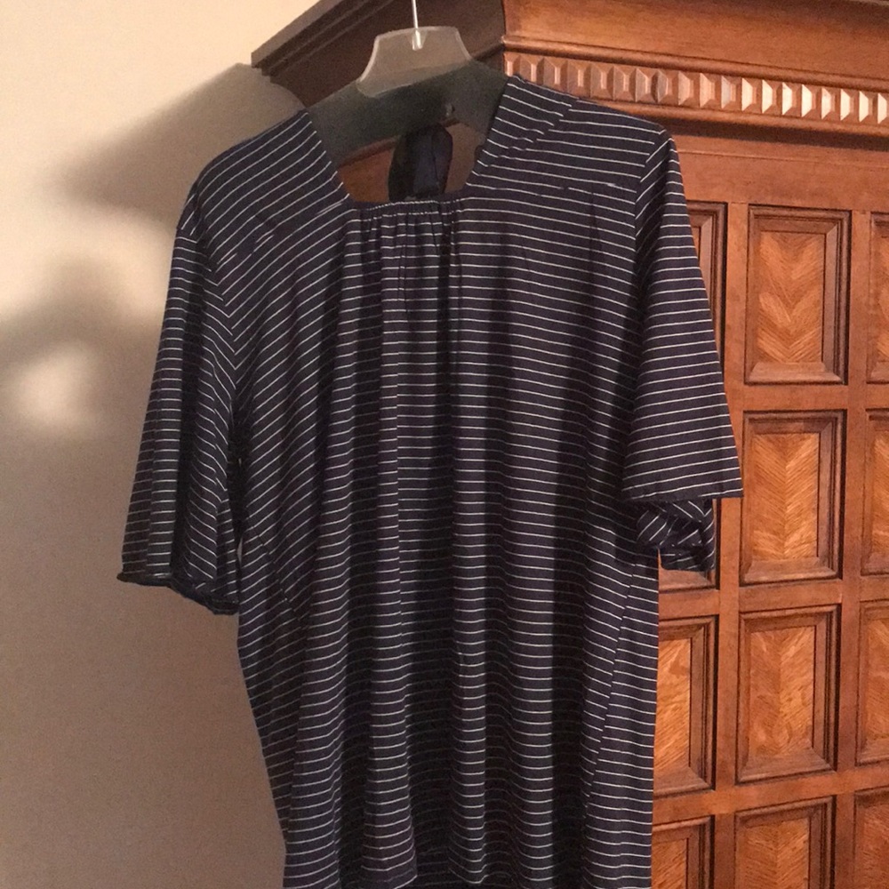 Short sleeved top